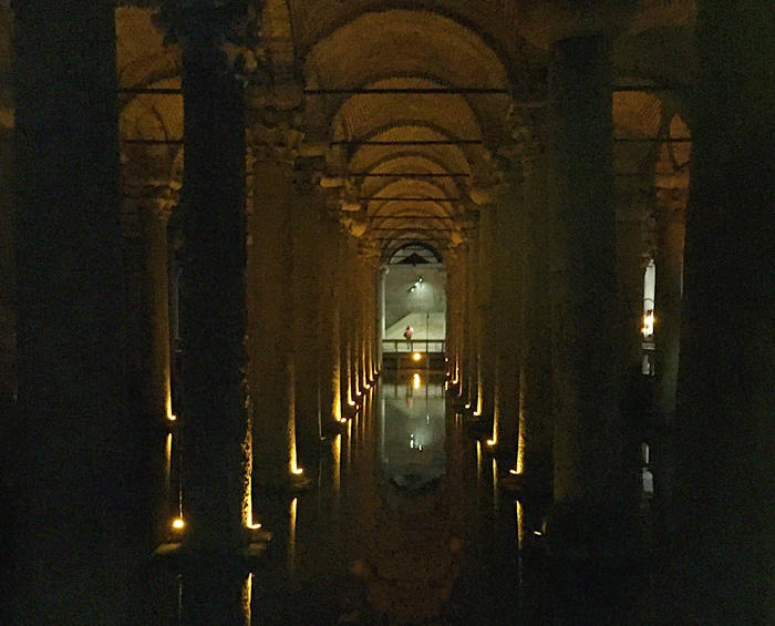 イスタンブールの地下に残る不思議な宮殿はローマ時代の貯水池 たびこふれ