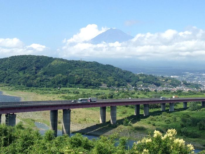 16_東名高速道路と富士川越しの富士山.jpg