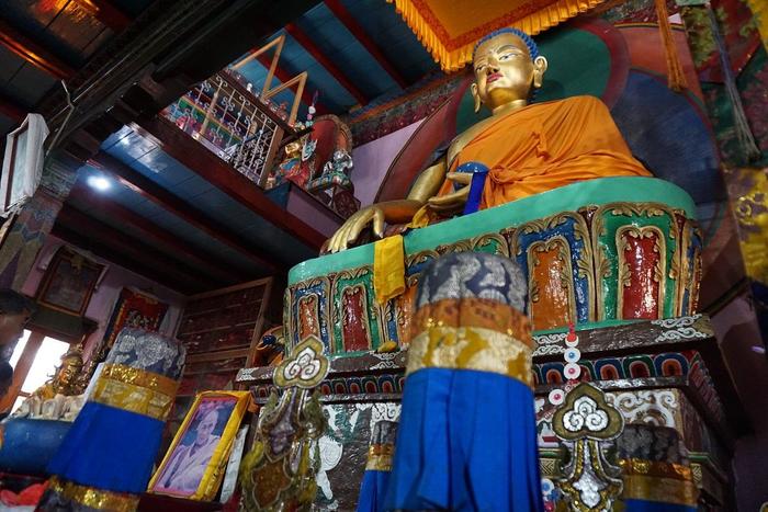 チベット仏教寺院の中.JPG