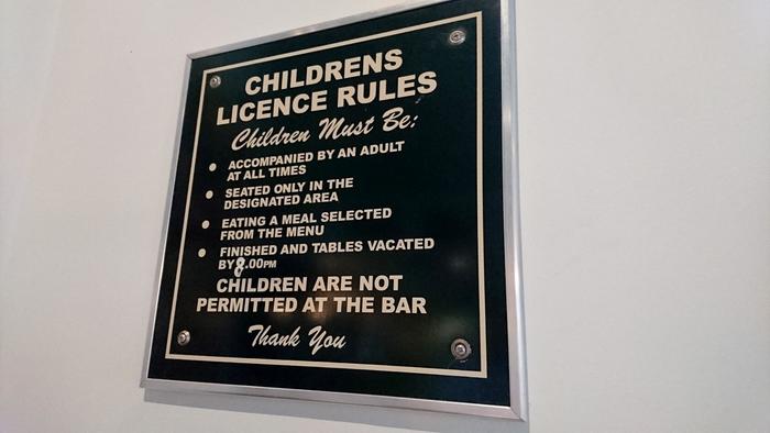 パブ店内の子供連れ客対象ルール