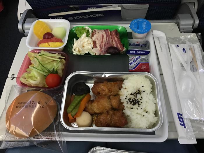 Lotポーランド航空搭乗記 エコノミークラスの機内食やエンタメなどをレポートします たびこふれ