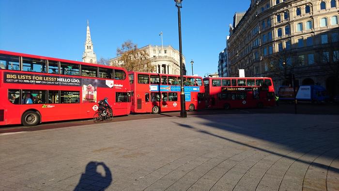 数台連なったロンドン・バス