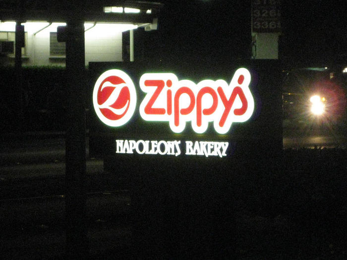 Michael Ocampo[Zippy's Resturant](CC BY 2.0).jpg