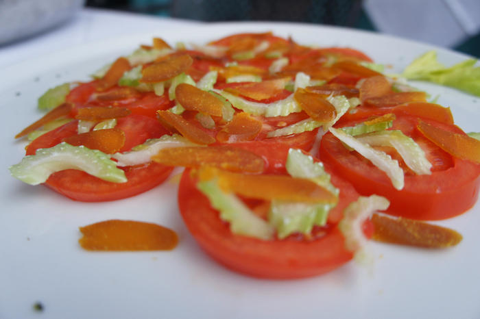 Photo-by-Joselu Blanco[Bottarga di muggine su letto di insalata di pomodori]CC-BY2.0.jpg