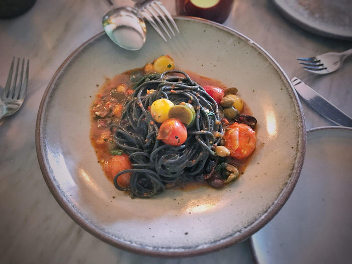 T.Tseng[Spaghetti al nero di seppia, sugo alla puttanesca Felix Trattoria, Venice CA](CC-BY2.0).jpg
