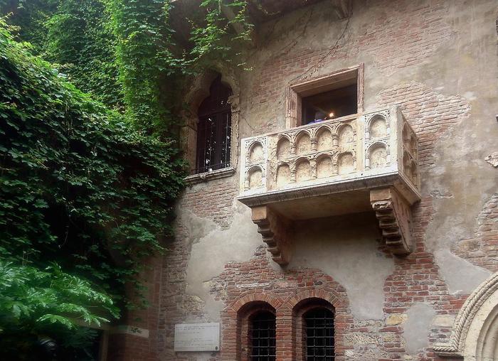Italyii-ヴェローナとロミオとジュリエット-balcony-439286_1280.jpg