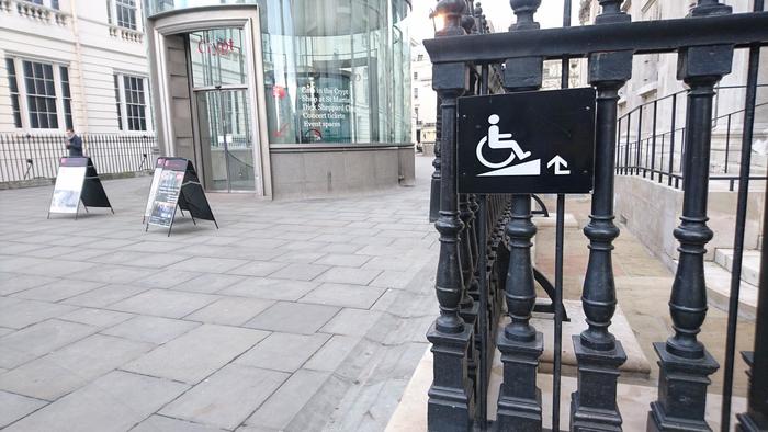 ロンドン、車椅子用スロープの表示