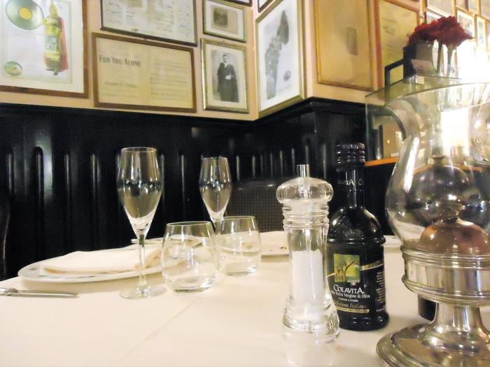 イタリア-ソレント-おすすめレストラン-ムゼーオカルーソ-テーブルとグラス.JPG