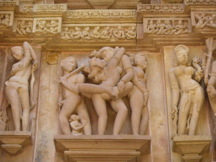 性表現が厳しいインドにあるセクシー世界遺産カジュラホ寺院群。実際に