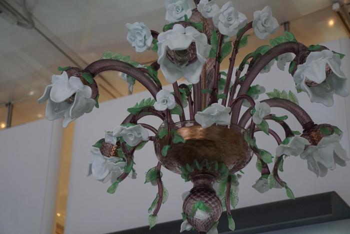 ムラーノ島でヴェネチアングラス工房見学-花の装飾付きシャンデリア-たびこふれ-20.JPG
