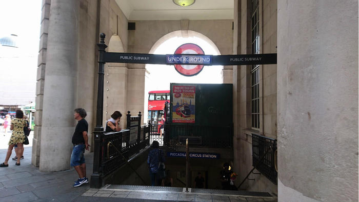 ロンドン地下鉄駅入口