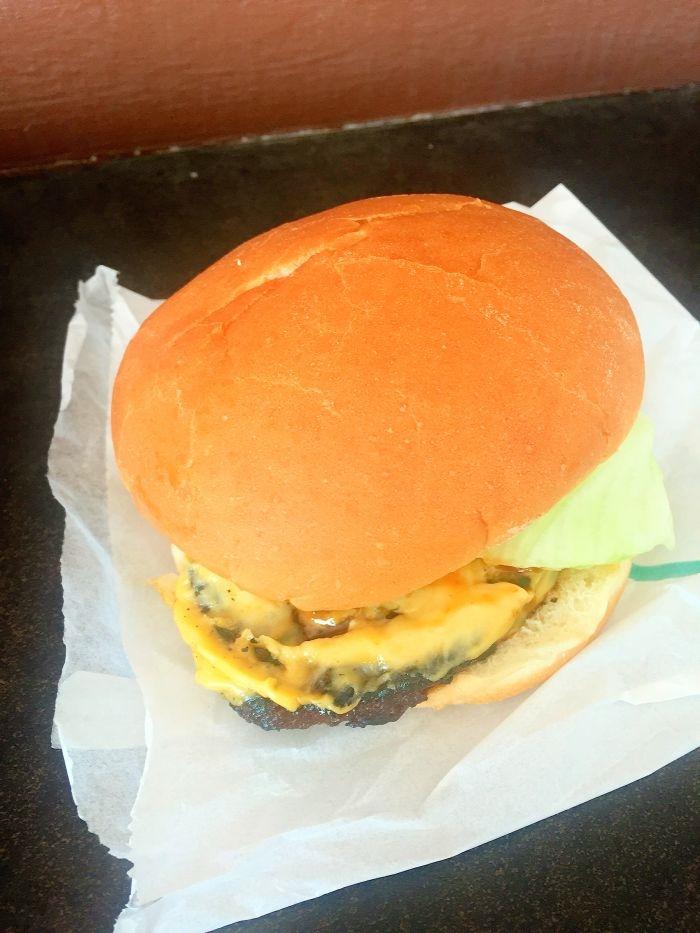 ハワイ-ハンバーガーW&M Burger Cheese Burger10.JPG