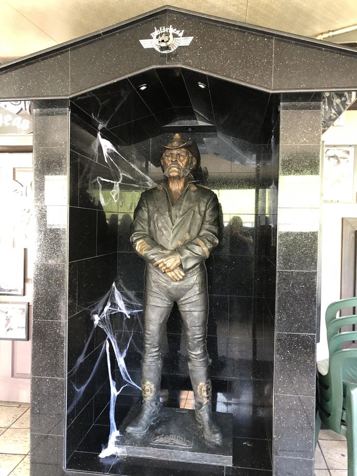 Lemmy銅像１.jpg