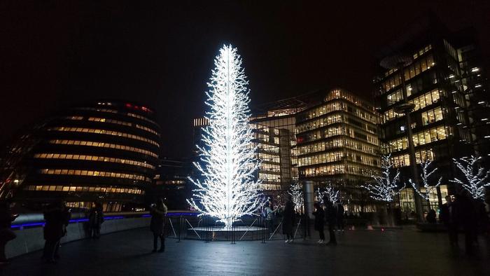 ロンドン市庁舎前のクリスマス・ツリー
