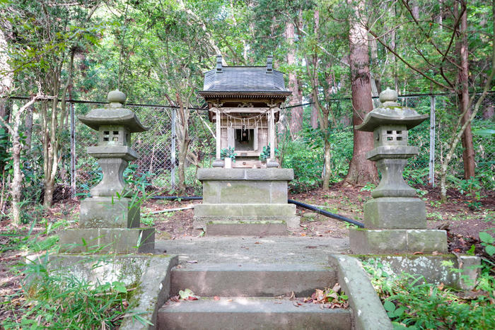 石階段の先には、会津武家屋敷の守護神が祭られています