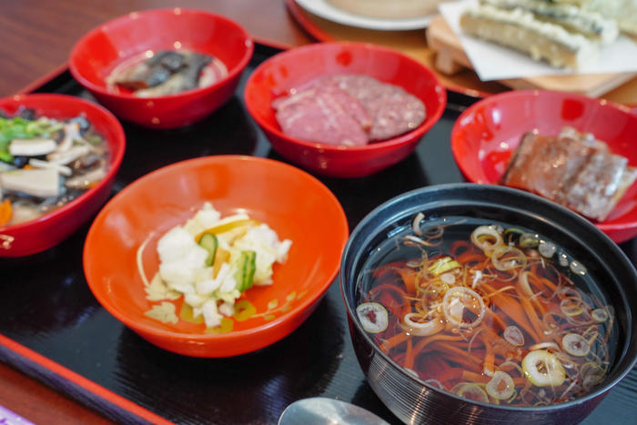 オリジナルの手塩皿に会津の郷土料理が少しずつ盛られています。