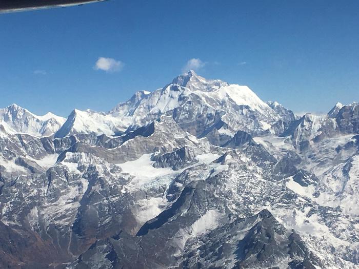 ネパール 世界最高峰のエベレスト遊覧飛行に感動 山を見るならポカラのホテルもおすすめです たびこふれ