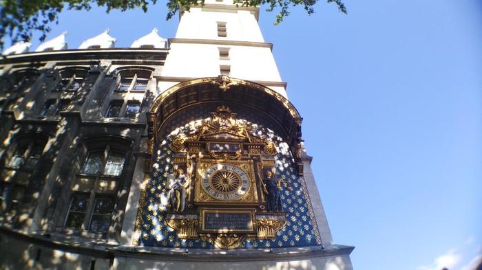 パレ通りのパリで最も古い時計塔.jpg