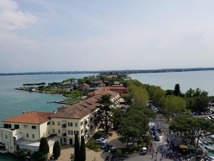 イタリア最大の湖ほとりの町　シルミオーネ.jpg