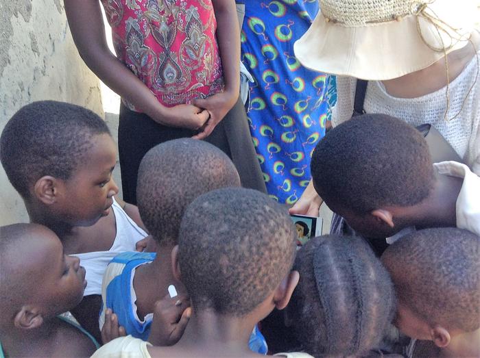 タンザニア　外国人によって来る好奇心旺盛な子どもたち