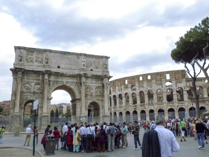 ローマ コロッセオのそばにある コンスタンティヌスの凱旋門 とは たびこふれ