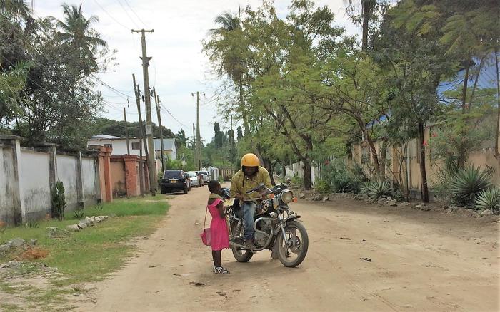 道の真ん中でもあいさつを欠かさないタンザニアの人たち