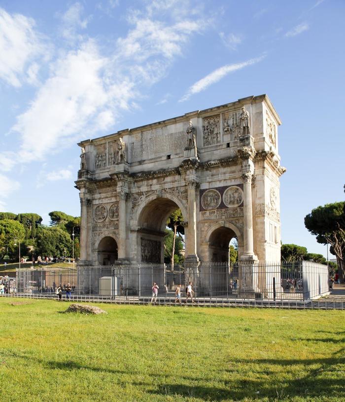 ローマ コロッセオのそばにある コンスタンティヌスの凱旋門 とは たびこふれ