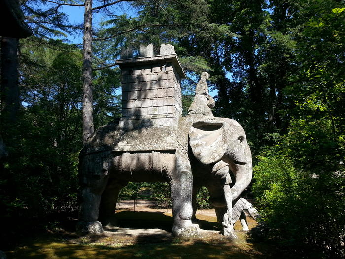 ハンニバルと象の彫刻