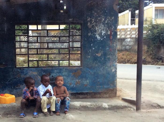 道端にはのんびり過ごすタンザニア人がいっぱい