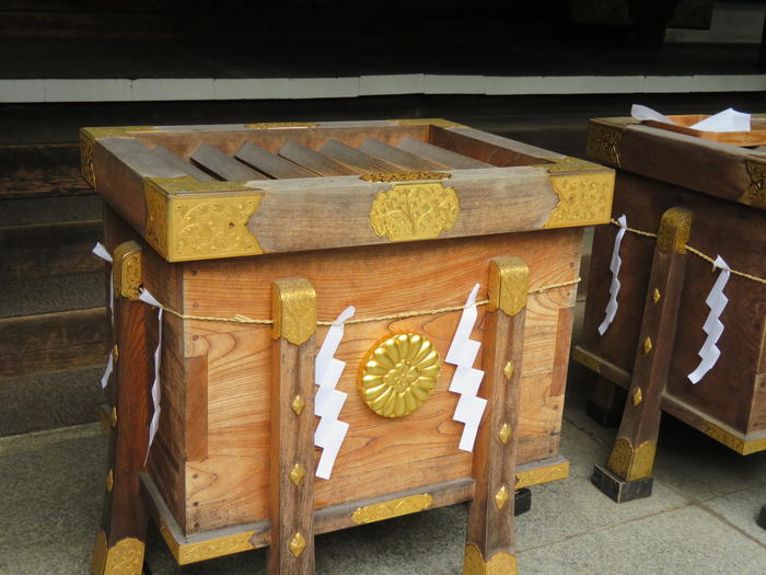 拝殿前の賽銭箱