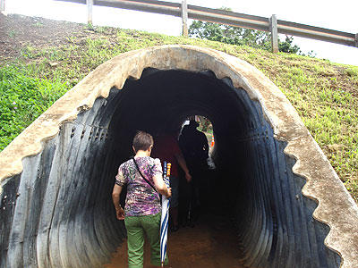 ハワイ-観光-穴場-カポレイ-ハワイプランテーションビレッジのトンネル-09.jpg
