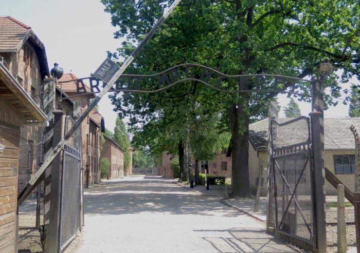 ポーランドの 負の世界遺産 ホロコーストが行われたアウシュヴィッツ強制収容所を訪れ平和とは何かを考えてみよう たびこふれ