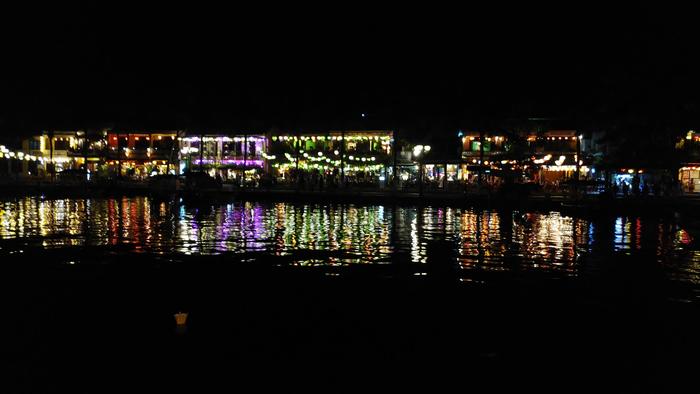 ホイアン夜川沿い.jpg