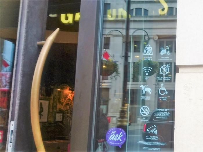 ロンドン、レストランの店内設備を示すシンボル
