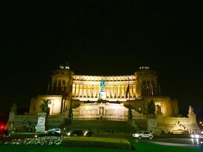 ローマ-夜-観光-出典BUONOITALIA-ヴィットリオエマヌレーレ2世の大聖堂-02.jpg