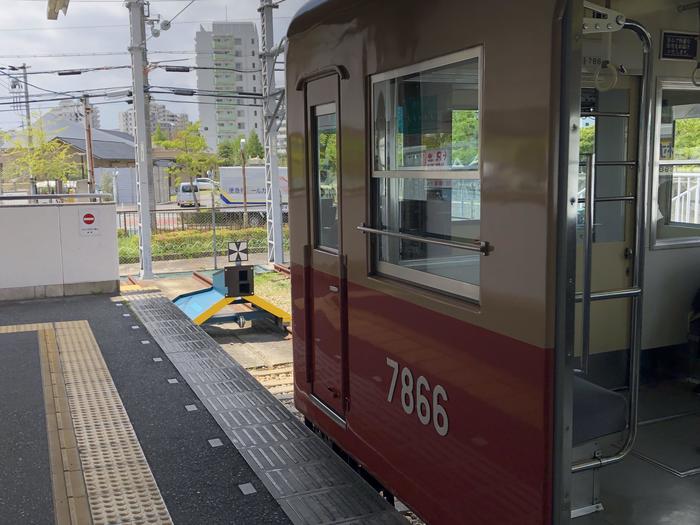 武庫川団地前駅で出発を待つ赤胴車