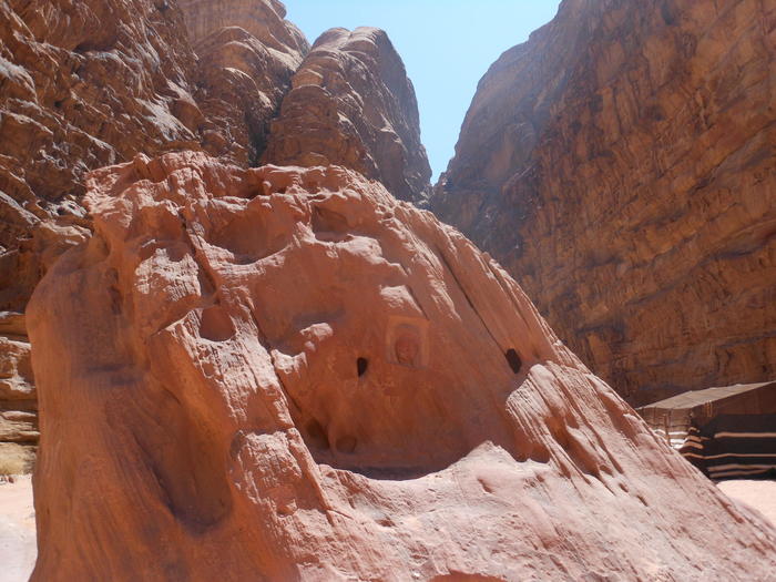 12ヨルダン砂漠ロレンスなどの肖像が刻まれた岩.JPG