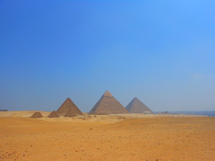8エジプト砂漠とピラミッド.JPG
