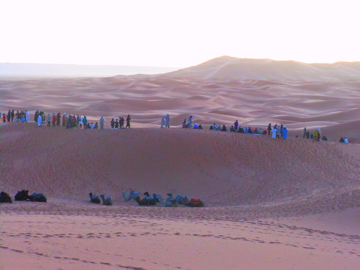 5モロッコ砂漠を日の出を鑑賞する人々.JPG