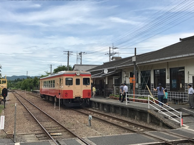 おおたき駅と列車.png