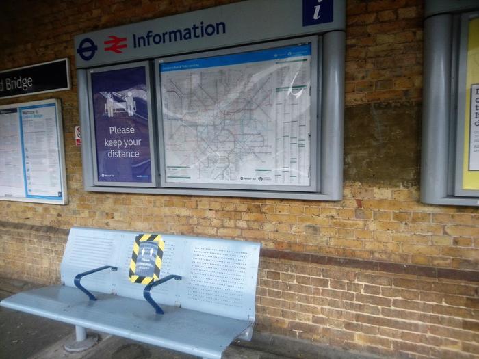 ロンドン、鉄道駅のベンチ