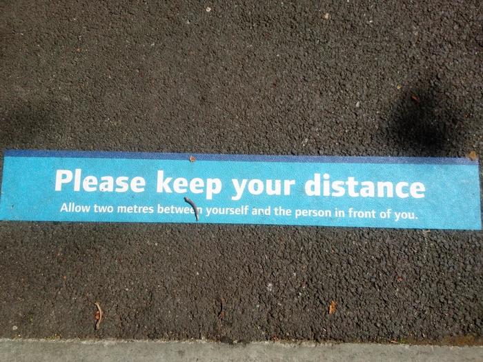 ロンドン、Please keep your distanceの表示