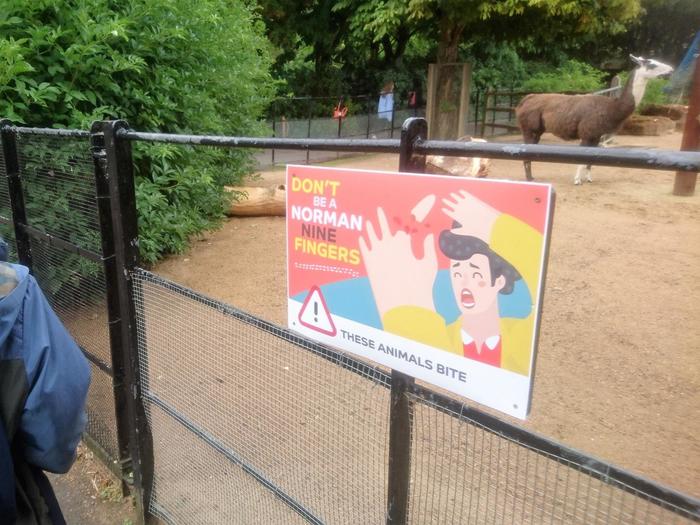 ロンドン動物園、指注意の看板