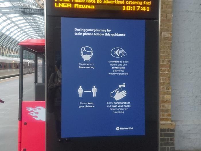 ロンドン、キングス・クロス駅のコロナ対策情報の看板