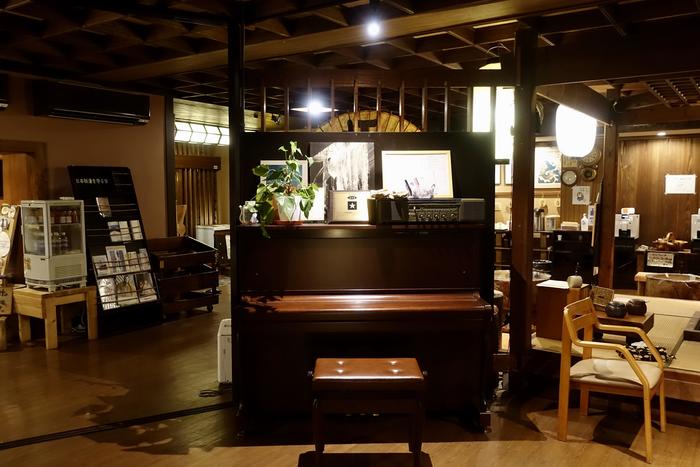 栃尾又温泉　自在館のロビーにあるピアノ