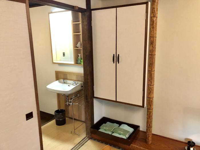 栃尾又温泉　自在館　部屋の中にある洗面台