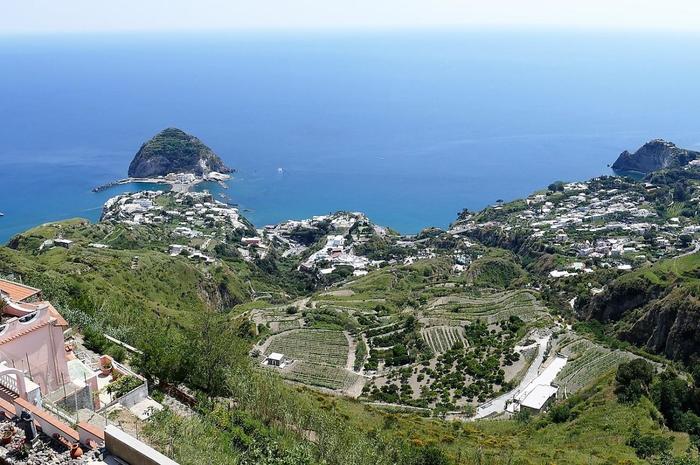 天然温泉に離島のお城と見所いっぱい ナポリ湾に浮かぶイスキア島とは イタリア たびこふれ