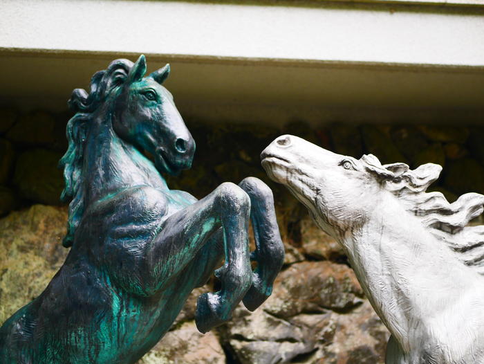 貴船神社　黒い馬と白い馬の像