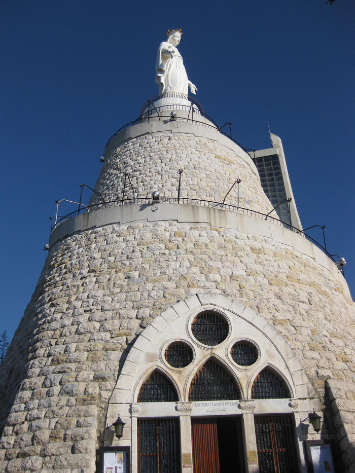 首都ベイルート郊外・ハリッサにある「レバノンの聖母マリア像」