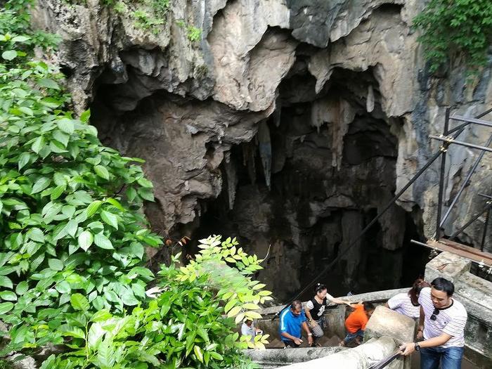 タイ　タムカオルアン　洞窟の入口　